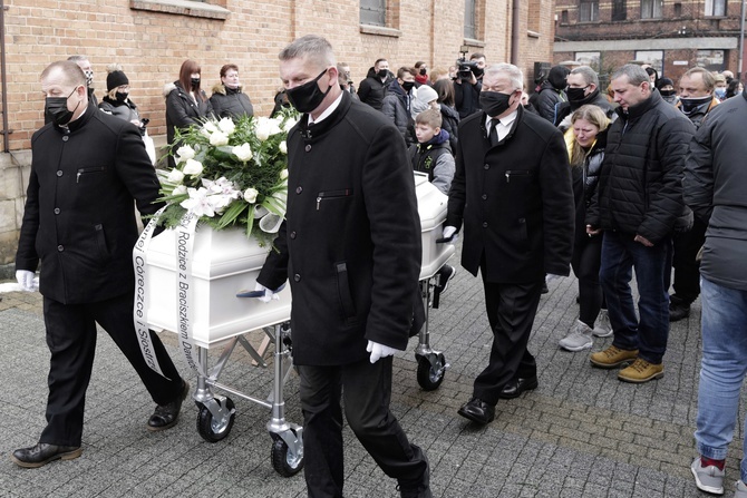 Ostatnie pożegnanie 13-letniej Patrycji w Piekarach Śl.