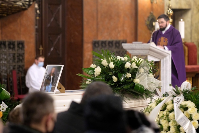 Ostatnie pożegnanie 13-letniej Patrycji w Piekarach Śl.