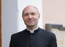 Ks. Krzysztof Kinowski, rektor GSD, jest absolwentem Papieskiego Uniwersytetu Biblijnego w Rzymie. Studiował także na Uniwersytecie Hebrajskim w Jerozolimie.
