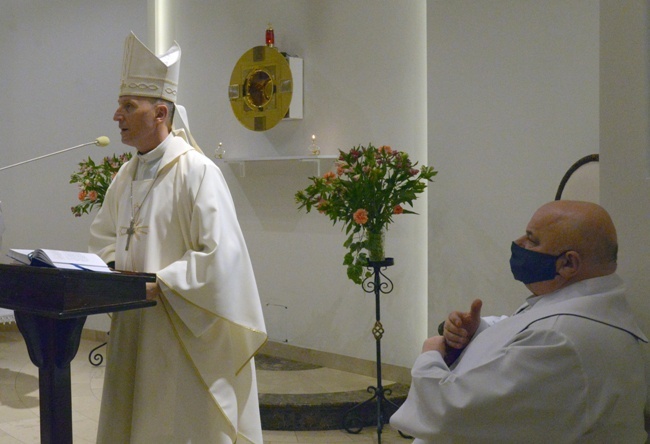 Bp Marek Solarczyk w kaplicy wieczystej adoracji