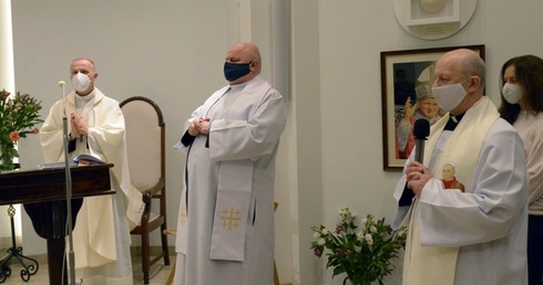 Bp Marek Solarczyk w kaplicy wieczystej adoracji