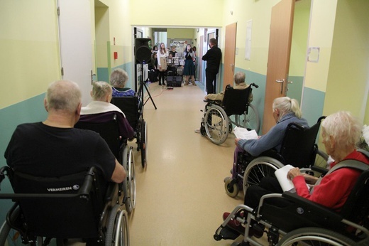 Zespół "Aeternum" z Cieszyna-Pastwisk dla seniorów u sióstr elżbietanek cieszyńskich