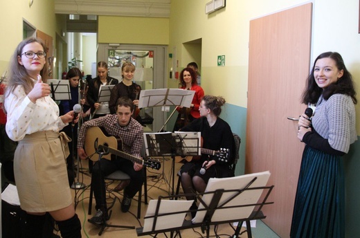 Zespół "Aeternum" z Cieszyna-Pastwisk dla seniorów u sióstr elżbietanek cieszyńskich