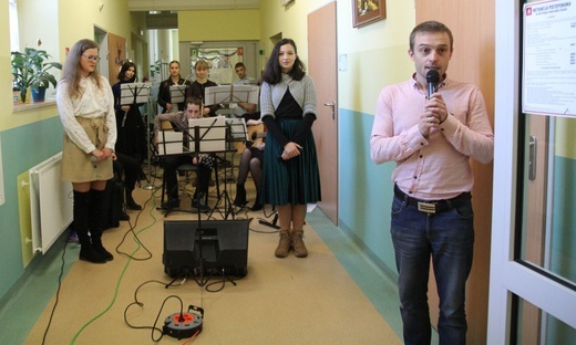 Zespół "Aeternum" z Cieszyna-Pastwisk dla seniorów u sióstr elżbietanek cieszyńskich