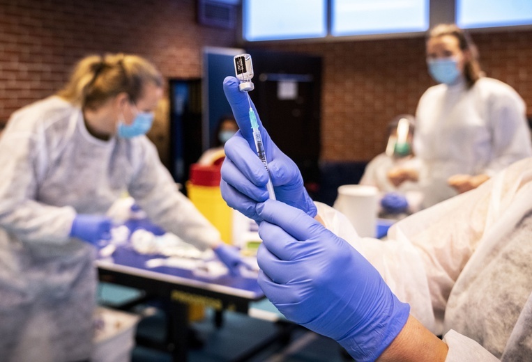 Norweski rząd zamyka Oslo z powodu ogniska brytyjskiego szczepu koronawirusa