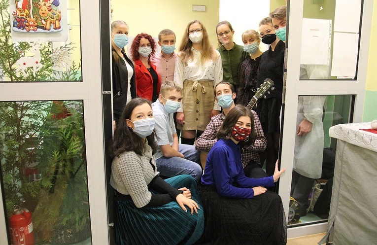 Zespół "Aeternum" po kolędowaniu w Centrum Medycznym Sióstr Elżbietanek - niestety - tylko w drzwiach…