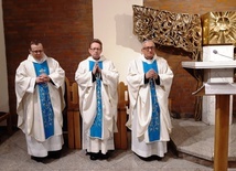 Eucharystia podczas styczniowego spotkania biblijnego. Od lewej ks. Przemysław Wójcik, ks. Jacek Kucharski, ks. kan. Jerzy Szpytma.