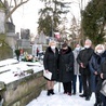 Członkowie Akcji Katolickiej przy grobie ks. Justyna Łady.