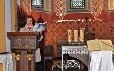 Halina Mastalska czyta Pismo Święte podczas nabożeństwa słowa Bożego w Szczawnicy.