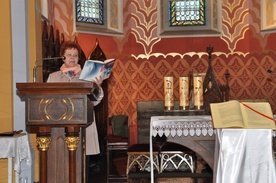 Halina Mastalska czyta Pismo Święte podczas nabożeństwa słowa Bożego w Szczawnicy.