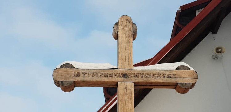 45. Krzyż przy kościele Niepokalanego Poczęcia NMP w Baninie