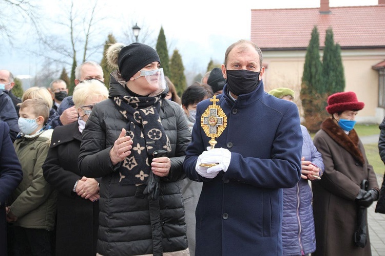 Relikiwe św. Jakuba wypożyczonego Rzykom przez parafię w Leśnje i jej proboszcza ks. Piotra Sadkiewicza, do kościoła wnieśli Bożena i JerzyKowalscy.