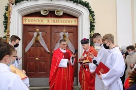 Ks. prałat Stanisław Czernk i ks. proboszcz Krzysztof Moskal podczas uroczystego otwarcia drzwi do kościoła stacyjnego św. Jakuba w Rzykach.