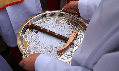 Miedziany młotek, którym uderzono w jubileuszowe drzwi, wykonali razem proboszcz parafii ks. Krzysztof Moskal i jego brat Stanisław.