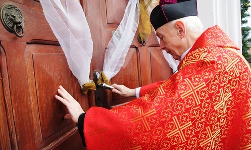 Ks. prałat Stanisław Czernik z Andrychowa uroczyście otwiera drzwi stacyjnego kościoła jubileuszowego św. Jakuba w Rzykach.
