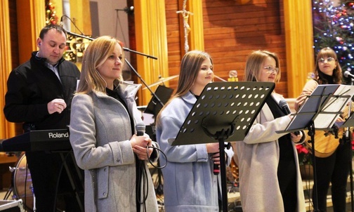 Pisarzowicka grupa "Replay" zagrała dla Fundacji "Krzyż Dziecka" i jej dobroczyńców.