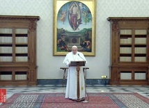 Franciszek podczas wygłaszania rozważańw Bibliotece Watykańskiej