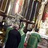 Protestancki biskup odniósł się m. in. do ołtarza z krzyżem i obrazem Jasnogórskiej Pani.
