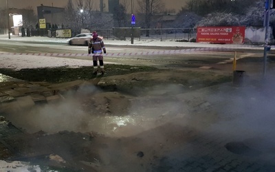 Gorąca woda uszkodziła chodnik i wylewa się w kierunku ul. Wjazdowej.