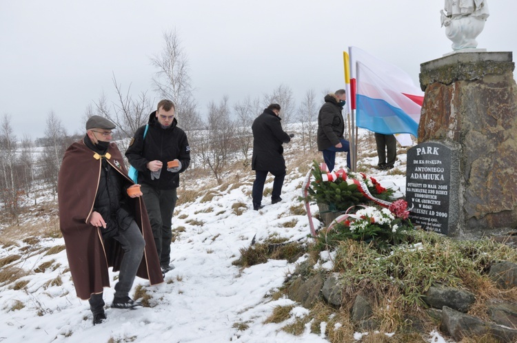 Tablice upamiętniają biskupa Adamiuka