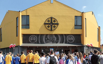 Od początku płocka parafia św. Stanisława Kostki przyciąga młodych.