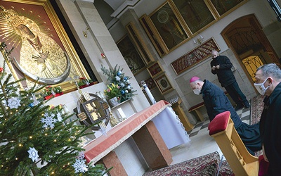 Pierwsze kroki w Skarżysku-Kamiennej pasterz diecezji skierował do kaplicy MB Ostrobramskiej.