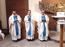 Eucharystia podczas styczniowej modlitwy z patronem Kościoła. Od lewej: ks. Przemysław Wójcik, ks. Jacek Kucharski,  ks. kan. Jerzy Szpytma.
