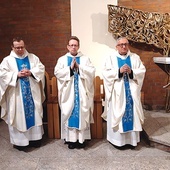 Eucharystia podczas styczniowej modlitwy z patronem Kościoła. Od lewej: ks. Przemysław Wójcik, ks. Jacek Kucharski,  ks. kan. Jerzy Szpytma.