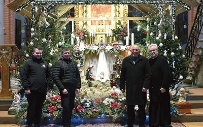 W pracach pomagają: Ludwik Syjud, Mariusz Łomnicki, Krzysztof Pucicki, Adam Mróz, Grzegorz Tytonik. Również księża, ministranci i młodzież służą przy ustawianiu większych jej elementów.