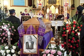 ▲	Uroczystościom pogrzebowym w parafii Matki Bożej Szkaplerznej przewodniczył bp Piotr Greger.