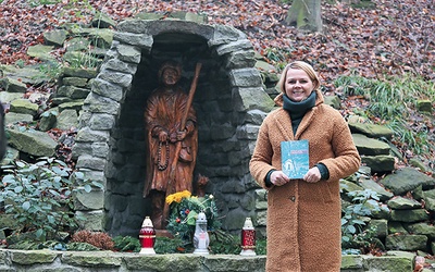 ▲	Jolanta Zienkiewicz z książką, która opisuje i ożywia kult  św. Wendelina.