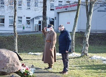 W Skierniewicach hołd poległym oddano przy szpitalu i na cmentarzach św. Józefa i św. Stanisława.