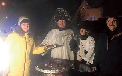 W Skierniewicach „kolęda” była okazją do... szybkiego grillowania.