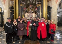 ▲	Delegacja parafian z duszpasterzami po otrzymaniu relikwii patrona w wawelskiej katedrze.