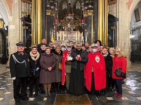 ▲	Delegacja parafian z duszpasterzami po otrzymaniu relikwii patrona w wawelskiej katedrze.