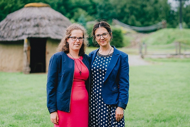 ▲	Gabrysia (z prawej) i Asia jadą do małej wioski Kunkujang Mariama, położonej na wybrzeżu, gdzie posługują salezjanie.