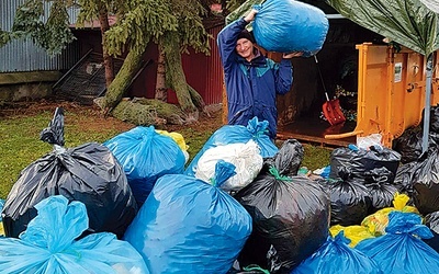 ◄	W organizacji transportu uczestniczą także członkowie Tarnowskiego Wolontariatu Misyjnego.