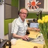 Redaktor Jacek Wnuk ma wieloletnie doświadczenie radiowe.