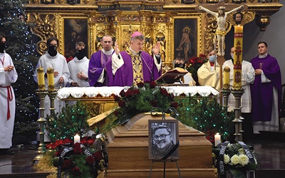 ▲	Mszy św. pogrzebowej w żukowskim kościele przewodniczył bp Zieliński.