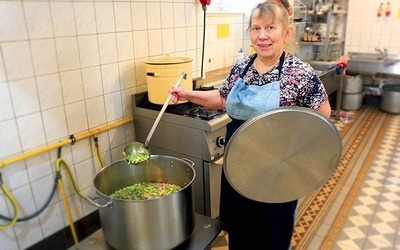 ▲	Pani Wiesława i wolontariusze w gotowanie wkładają całe swoje serce i siły.