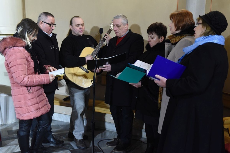 Śpiew kolęd animował zespół złożony z członków KWC.