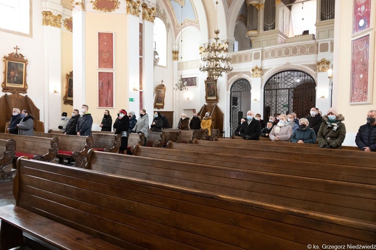 Modlitwa za zmarłych biskupów przed obliczem Matki Bożej Cierpliwie Słuchającej