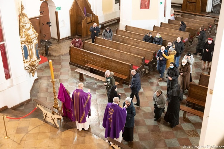 Modlitwa za zmarłych biskupów przed obliczem Matki Bożej Cierpliwie Słuchającej