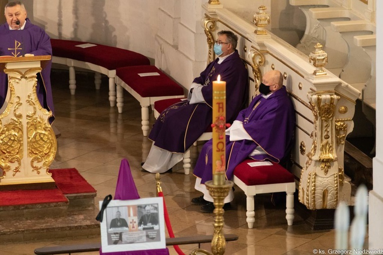 Modlitwa za zmarłych biskupów przed obliczem Matki Bożej Cierpliwie Słuchającej