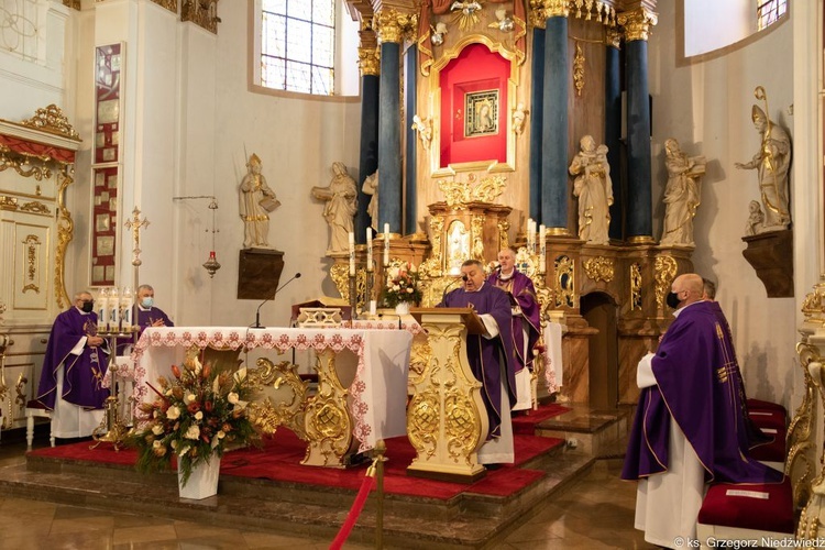 Modlitwa za zmarłych biskupów przed obliczem Matki Bożej Cierpliwie Słuchającej