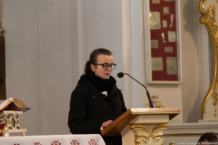 Modlitwa za zmarłych biskupów przed obliczem Matki Bożej Cierpliwie Słuchającej