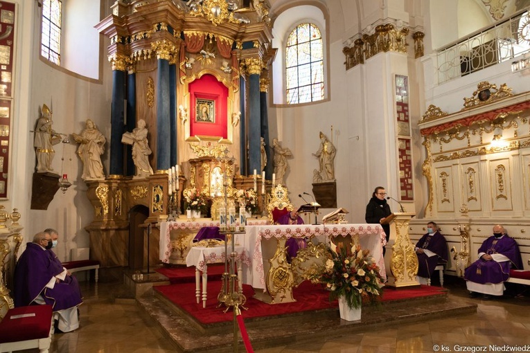 Modlitwa za zmarłych biskupów przed obliczem Matki Bożej Cierpliwie Słuchającej