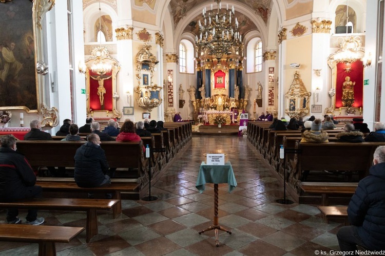 Modlitwa za zmarłych biskupów przed obliczem Matki Bożej Cierpliwie Słuchającej