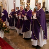 Modlitwa za zmarłych biskupów przed obliczem Matki Bożej Cierpliwie Słuchającej