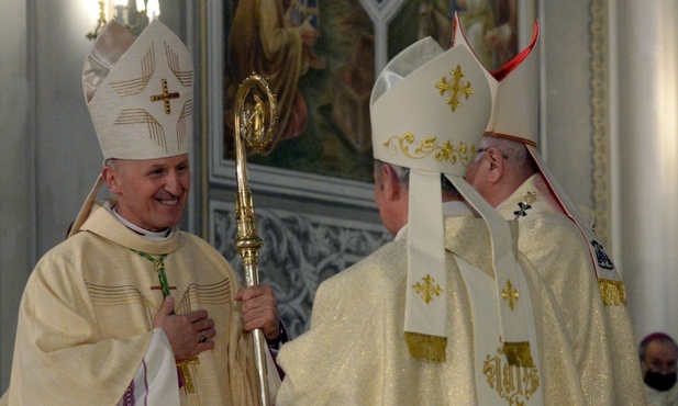 Bp Marek Solarczyk otrzymał pastorał, symbol władzy pasterskiej, który nosił bp Edward Materski, pierwszy ordynariusz radomski.
